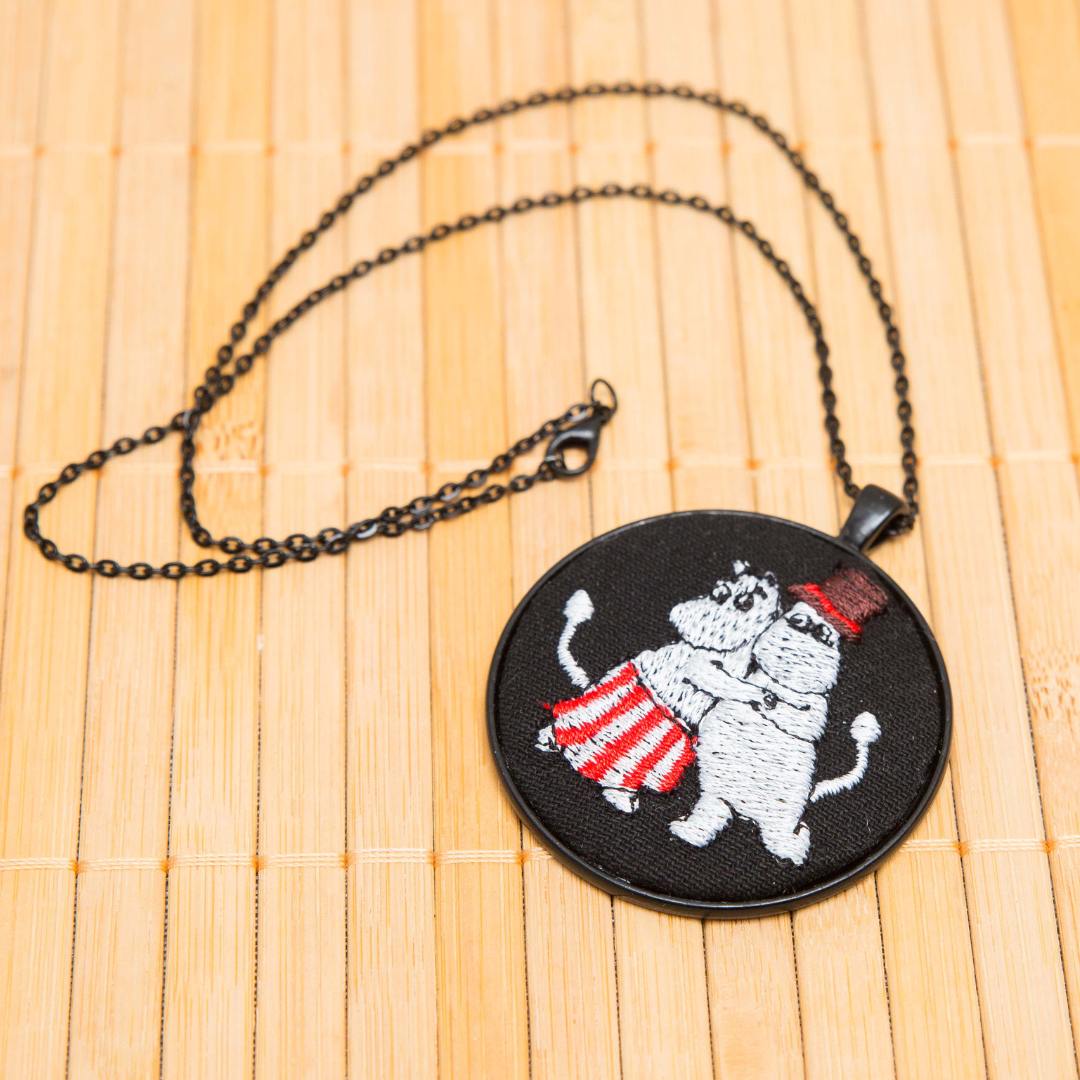 Haftowany wisiorek, haftowany naszyjnik, haftowana biżuteria, haftowane kwiaty