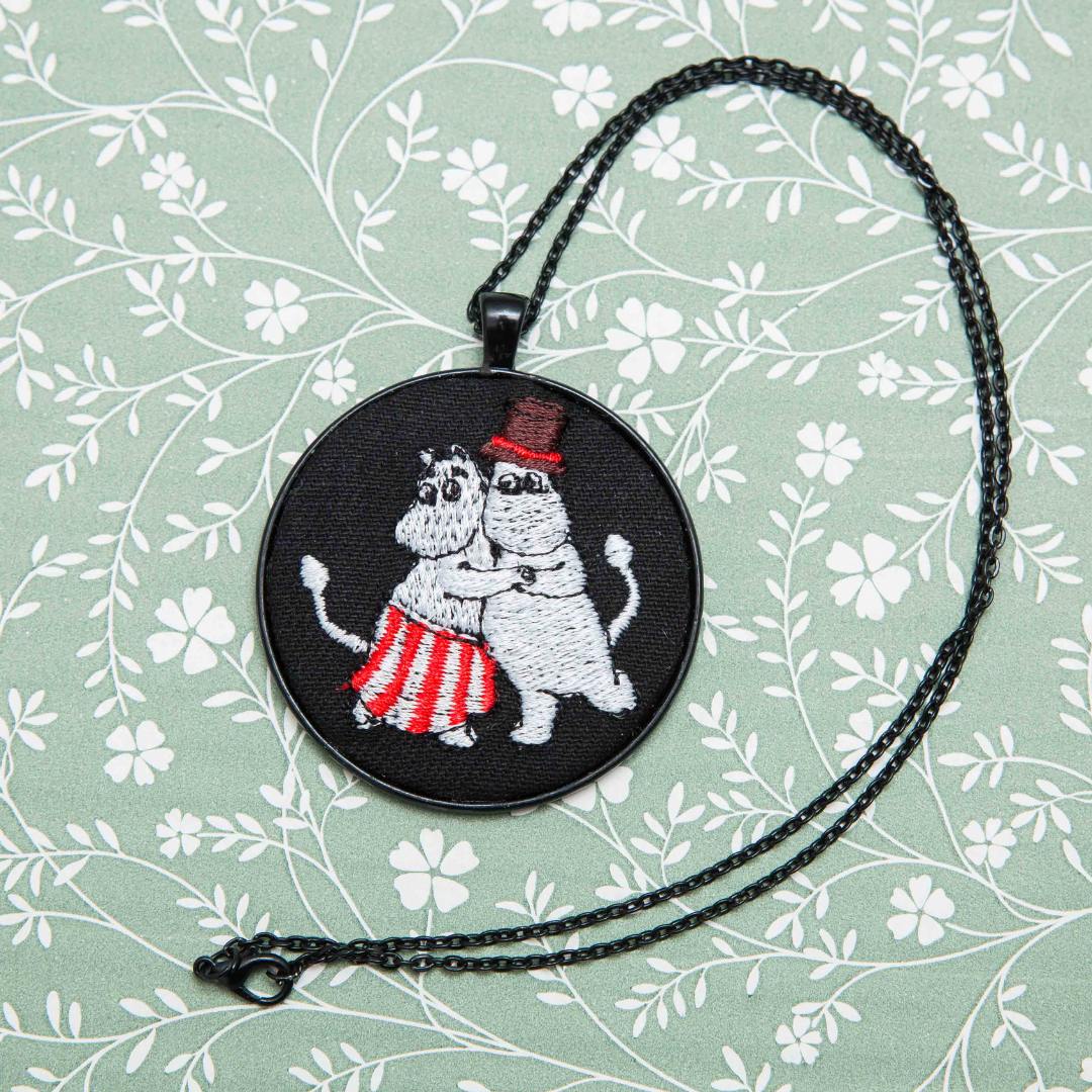 Haftowany wisiorek, haftowany naszyjnik, haftowana biżuteria, haftowane kwiaty