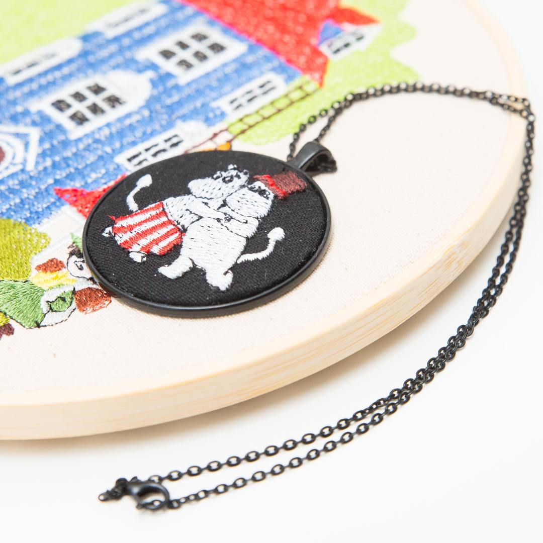 Haftowany wisiorek, haftowany naszyjnik, haftowana biżuteria, haftowane kwiaty