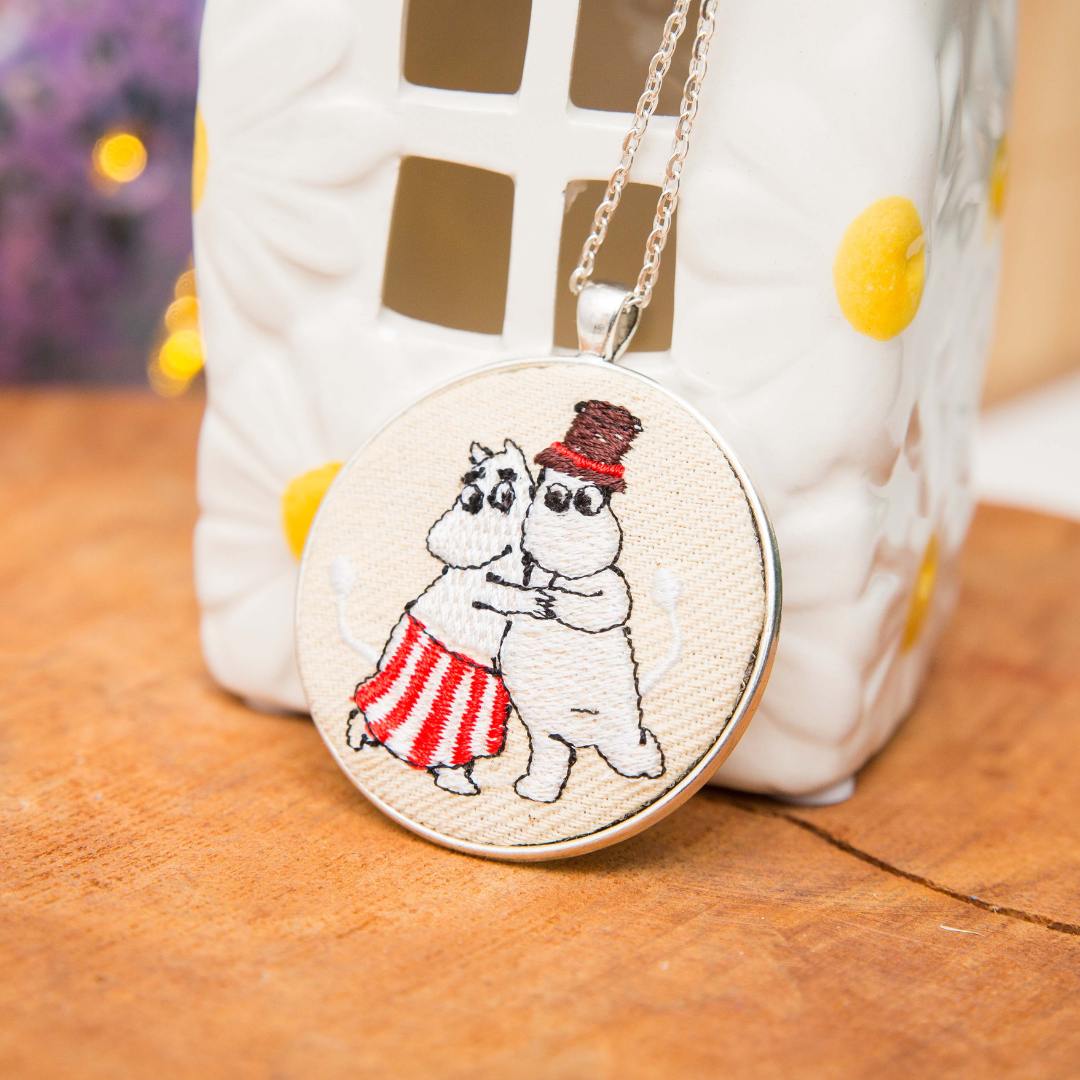 Haftowany wisiorek, haftowany naszyjnik, haftowana biżuteria, haftowane kwiaty