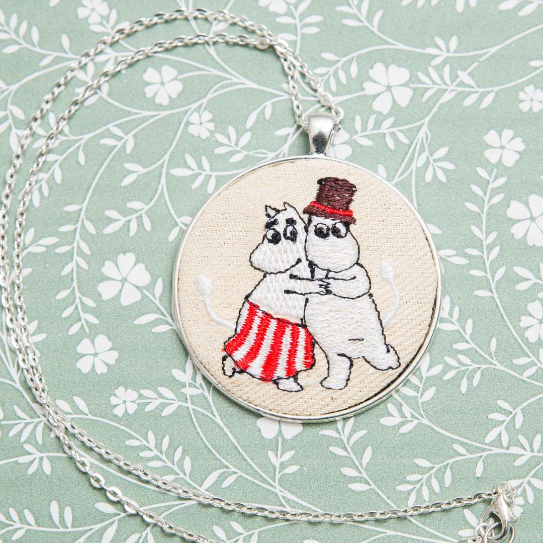 Haftowany wisiorek, haftowany naszyjnik, haftowana biżuteria, haftowane kwiaty