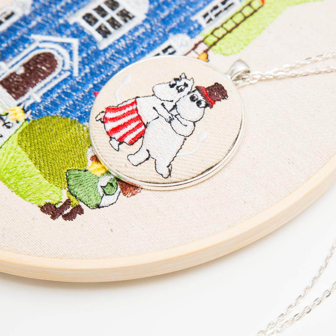 Haftowany wisiorek, haftowany naszyjnik, haftowana biżuteria, haftowane kwiaty