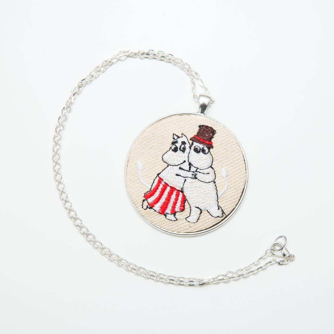 Haftowany wisiorek, haftowany naszyjnik, haftowana biżuteria, haftowane kwiaty