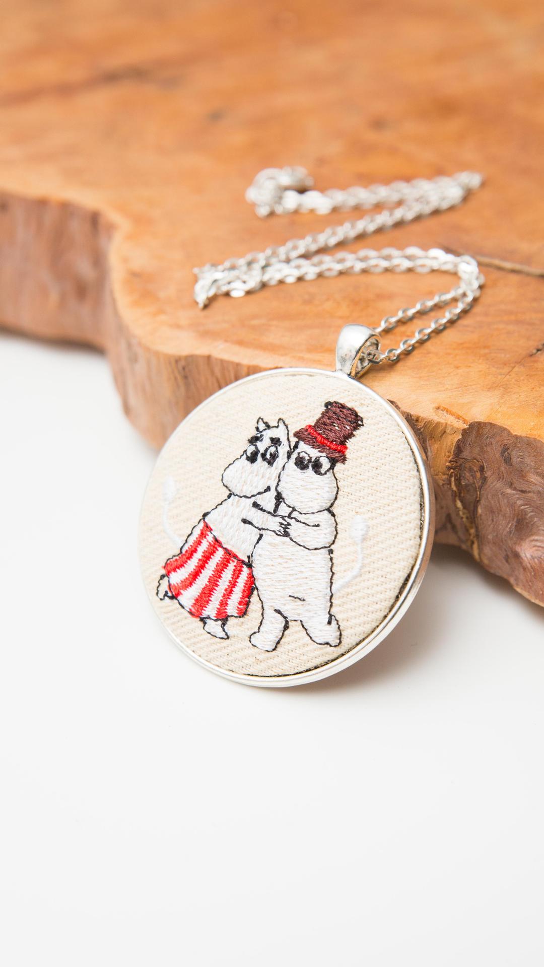 Haftowany wisiorek, haftowany naszyjnik, haftowana biżuteria, haftowane kwiaty