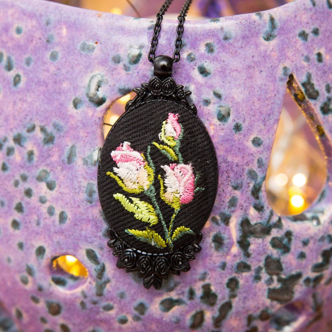 Haftowany wisiorek, haftowany naszyjnik, haftowana biżuteria, haftowane kwiaty