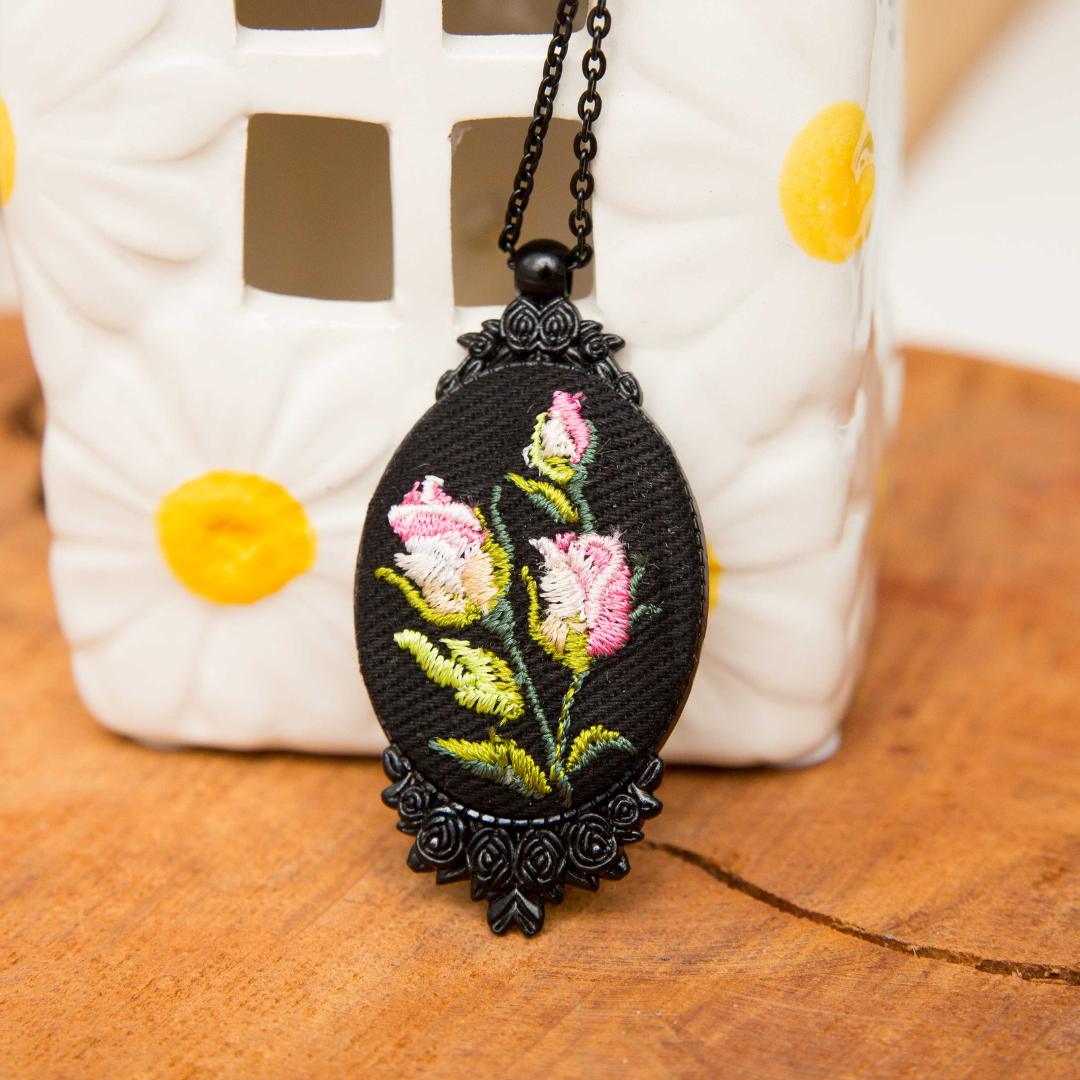 Haftowany wisiorek, haftowany naszyjnik, haftowana biżuteria, haftowane kwiaty