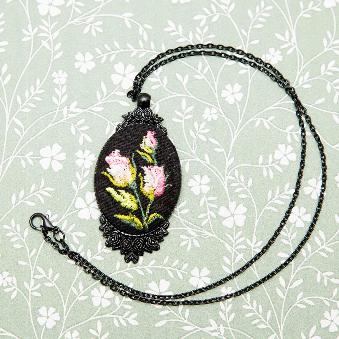 Haftowany wisiorek, haftowany naszyjnik, haftowana biżuteria, haftowane kwiaty