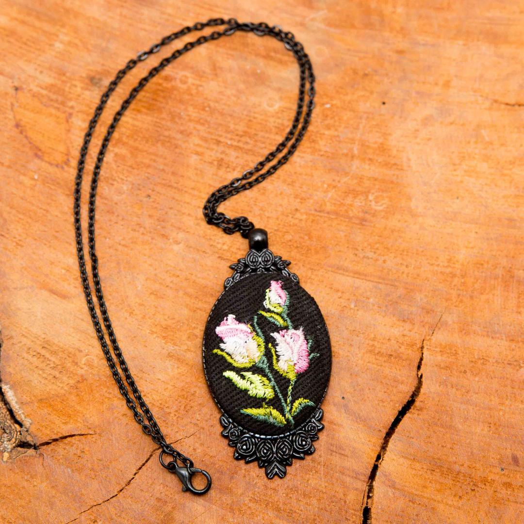 Haftowany wisiorek, haftowany naszyjnik, haftowana biżuteria, haftowane kwiaty