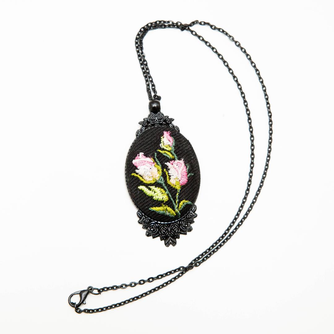 Haftowany wisiorek, haftowany naszyjnik, haftowana biżuteria, haftowane kwiaty