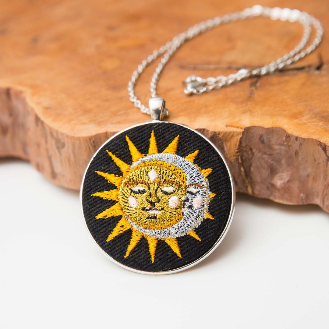 Słońce i księżyc – haftowany wisiorek 5 cm