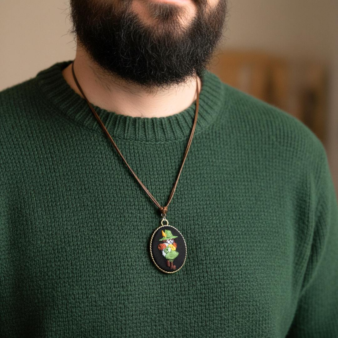 Włóczykij black – haftowany wisiorek-zawieszka, owal 5cm x 4 cm amulet szczęścia