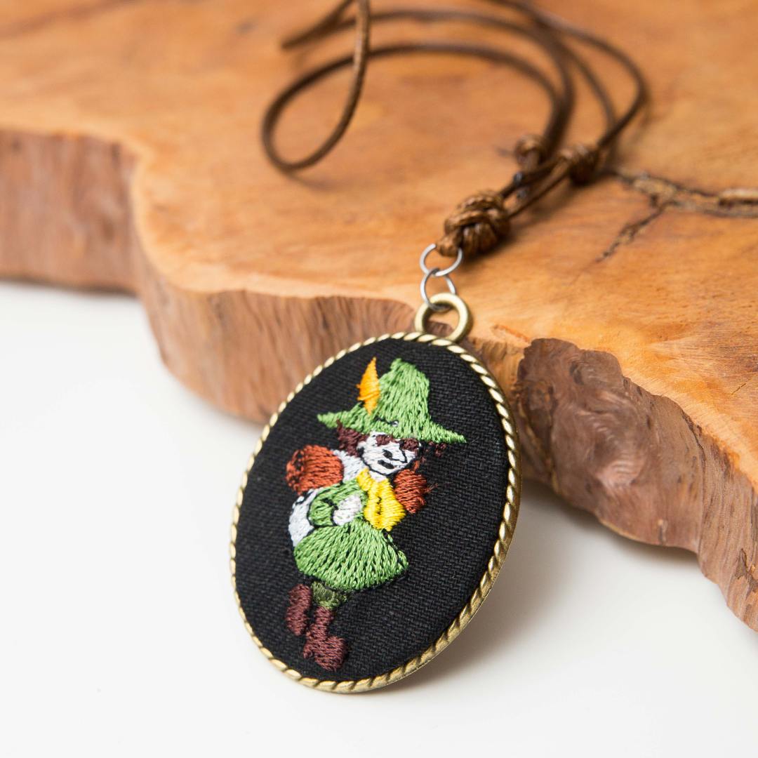 Włóczykij black – haftowany wisiorek-zawieszka, owal 5cm x 4 cm amulet szczęścia