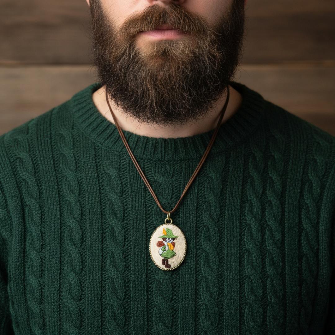 Włóczykij light – haftowany wisiorek-zawieszka, owal 5cm x 4 cm amulet szczęścia