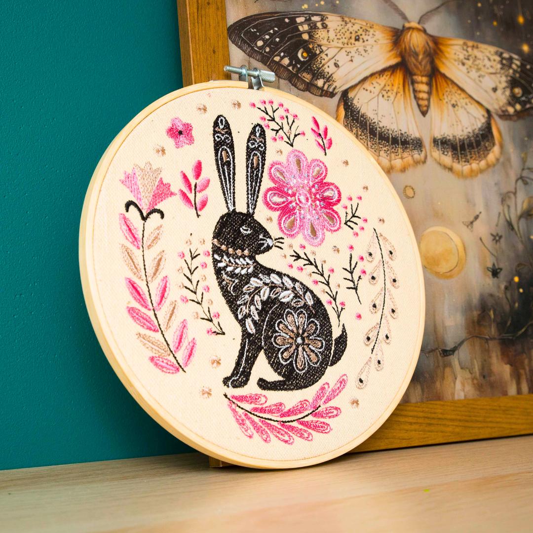 Zając folk – haft w tamborku 20 cm