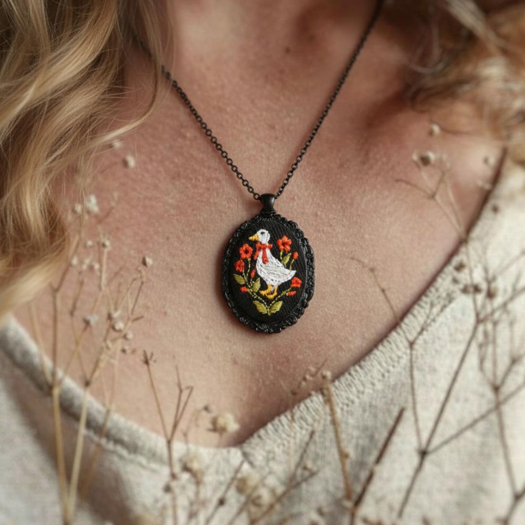 Gąska black – haftowany wisiorek, owal 5 cm x 3,8 cm