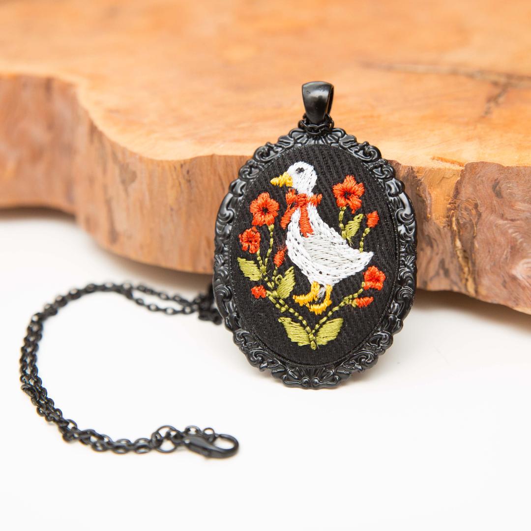 Gąska black – haftowany wisiorek, owal 5 cm x 3,8 cm