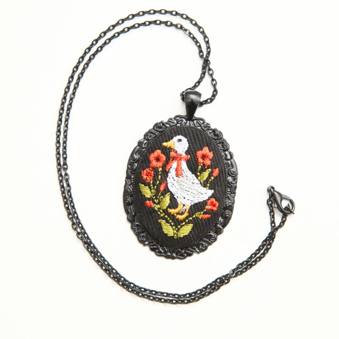 Haftowany wisiorek, haftowany naszyjnik, haftowana biżuteria, haftowane kwiaty