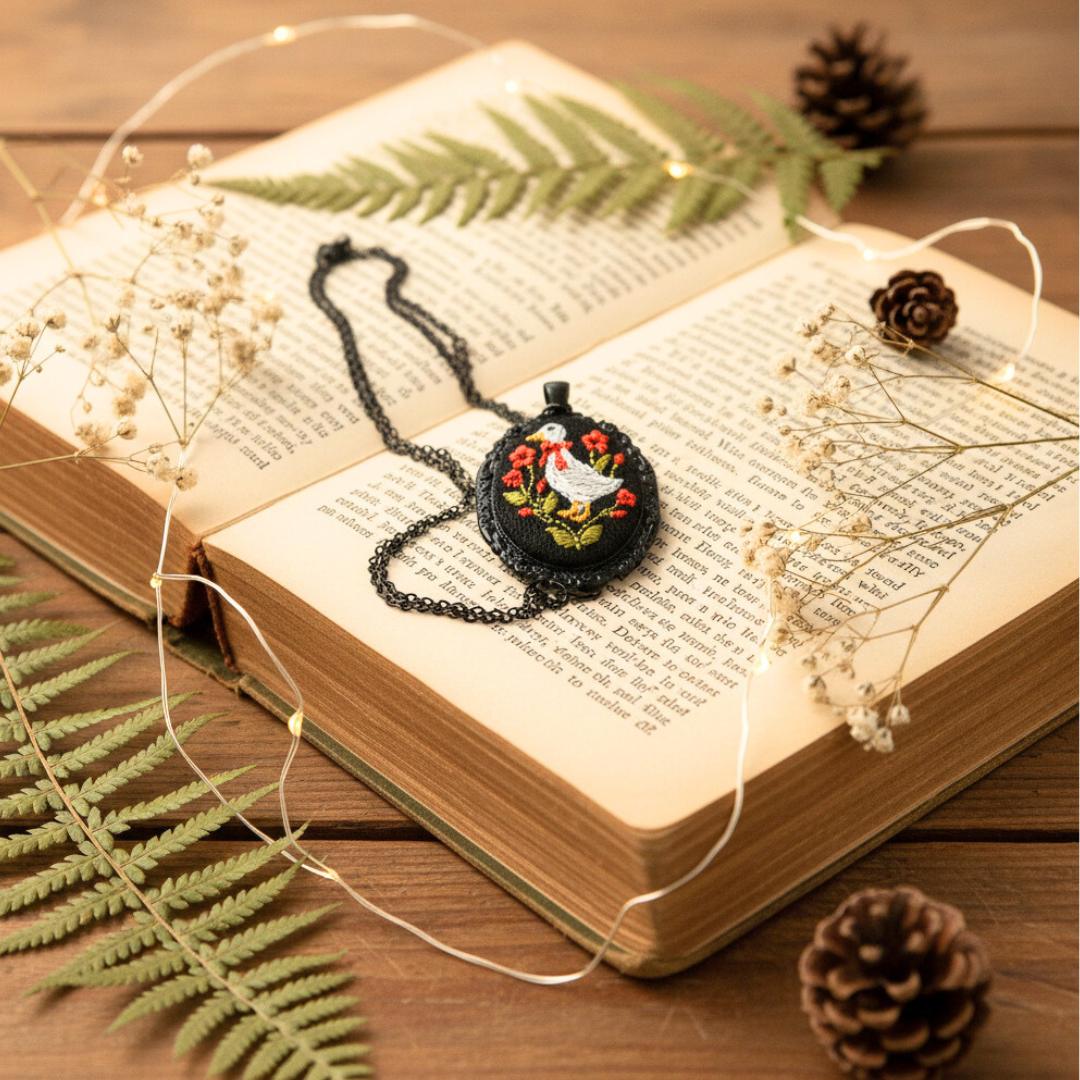 Haftowany wisiorek, haftowany naszyjnik, haftowana biżuteria, haftowane kwiaty