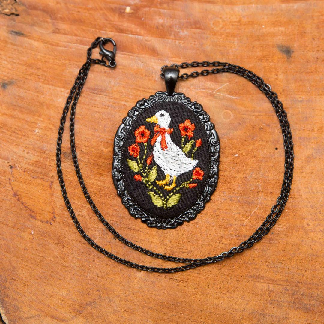 Haftowany wisiorek, haftowany naszyjnik, haftowana biżuteria, haftowane kwiaty