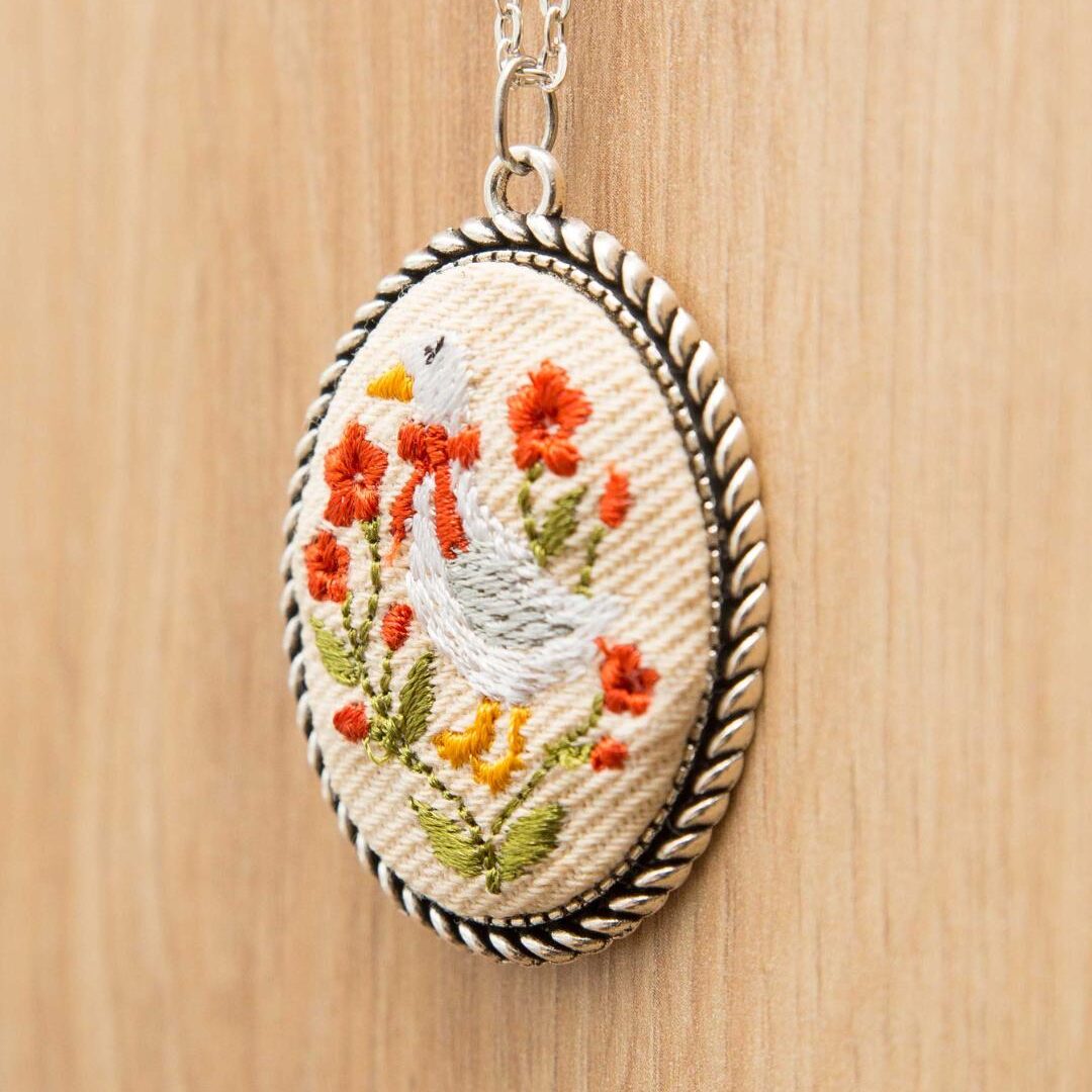 Gąska light – haftowany wisiorek, owal 4,5 cm x 3,5 cm