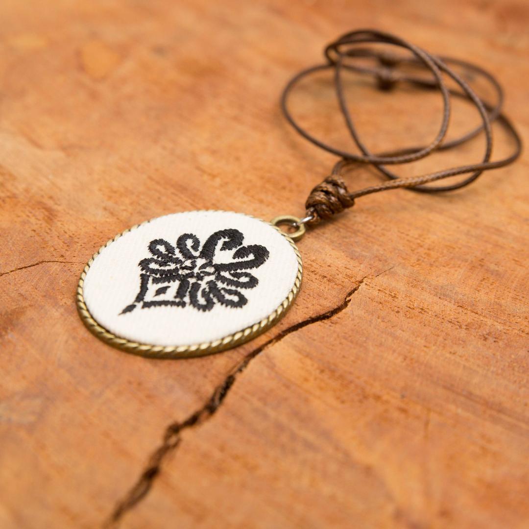 Haftowany wisiorek, haftowany naszyjnik, haftowana biżuteria, haftowane kwiaty