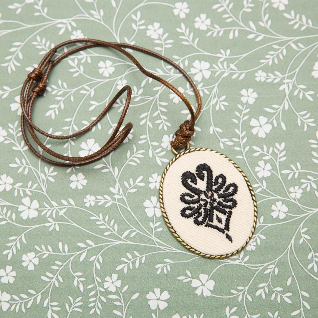 Haftowany wisiorek, haftowany naszyjnik, haftowana biżuteria, haftowane kwiaty