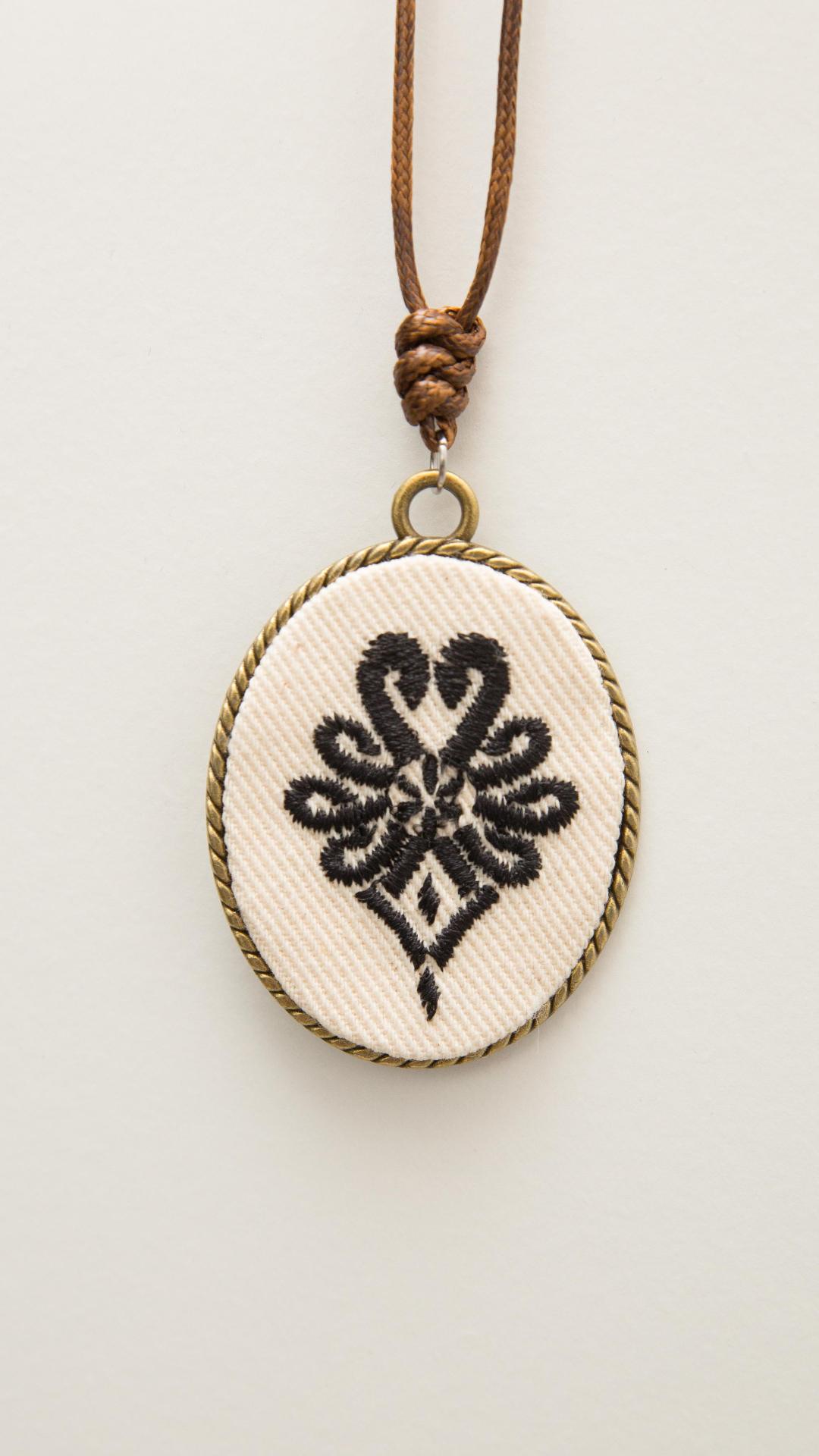 Haftowany wisiorek, haftowany naszyjnik, haftowana biżuteria, haftowane kwiaty