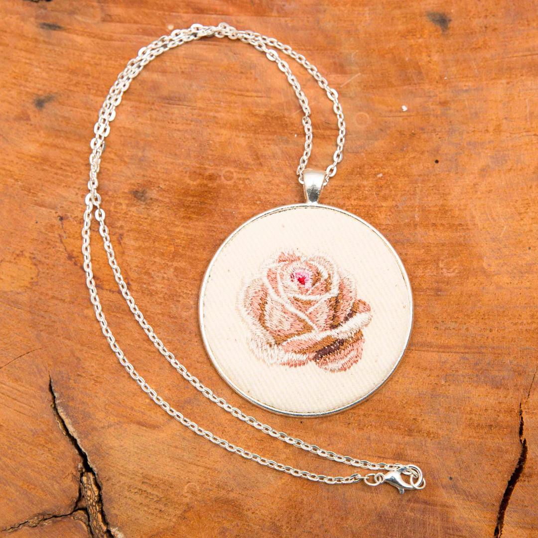 Róża – haftowany wisiorek 5 cm