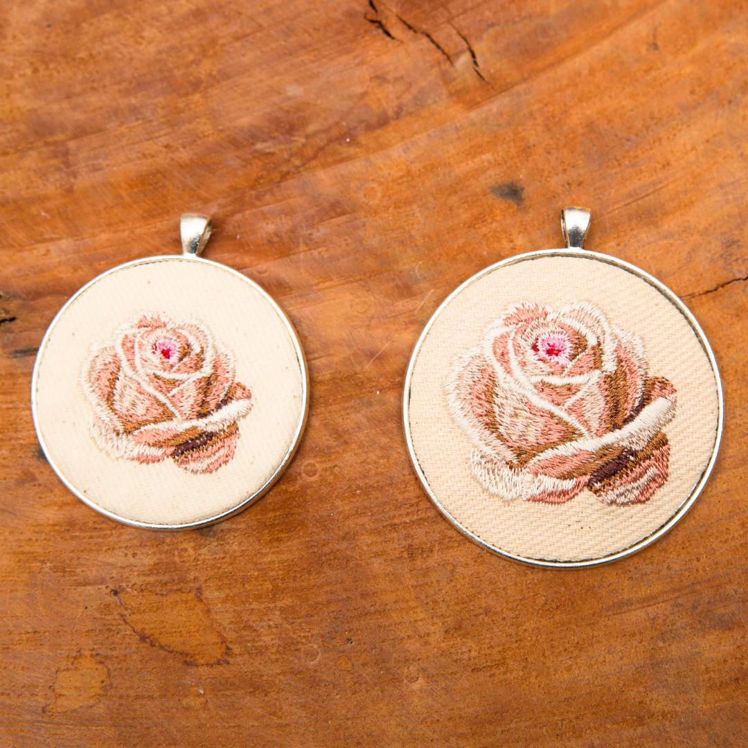 Haftowany wisiorek, haftowany naszyjnik, haftowana biżuteria, haftowane kwiaty