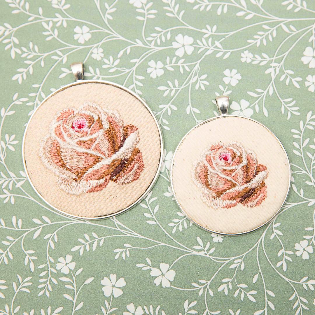 Haftowany wisiorek, haftowany naszyjnik, haftowana biżuteria, haftowane kwiaty