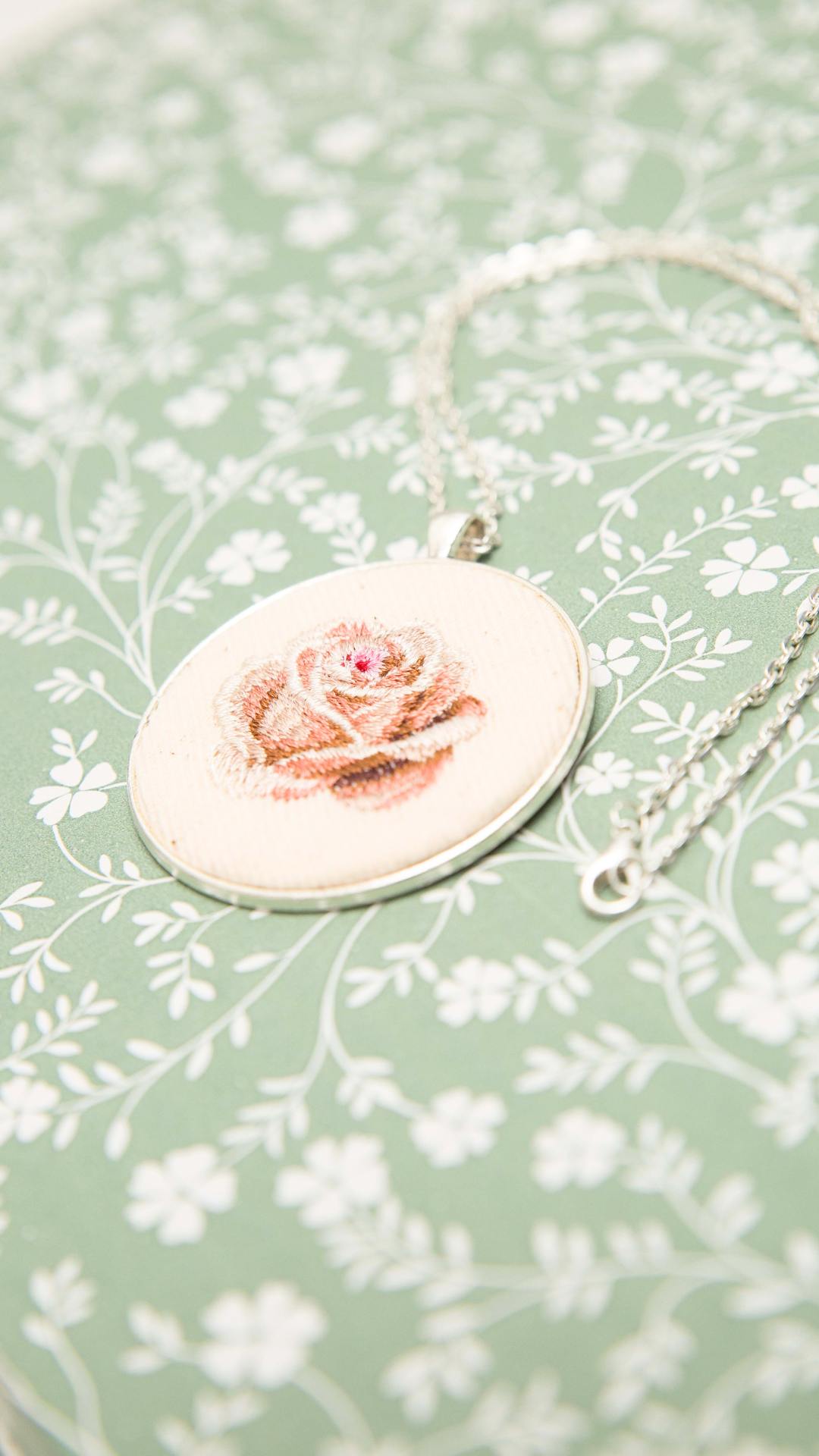 Haftowany wisiorek, haftowany naszyjnik, haftowana biżuteria, haftowane kwiaty