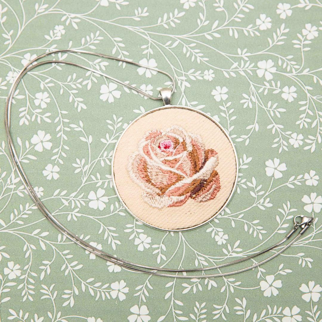 Haftowany wisiorek, haftowany naszyjnik, haftowana biżuteria, haftowane kwiaty