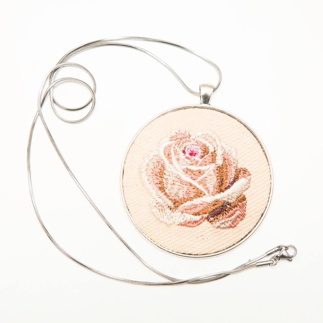 Haftowany wisiorek, haftowany naszyjnik, haftowana biżuteria, haftowane kwiaty