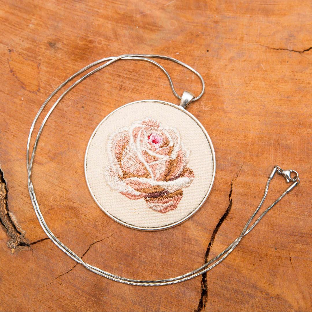 Haftowany wisiorek, haftowany naszyjnik, haftowana biżuteria, haftowane kwiaty