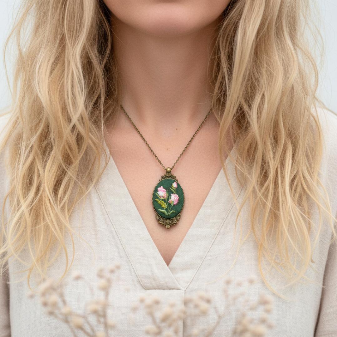 Różyczki Forest Green – haftowany wisiorek, owal 5 cm x 3,3 cm