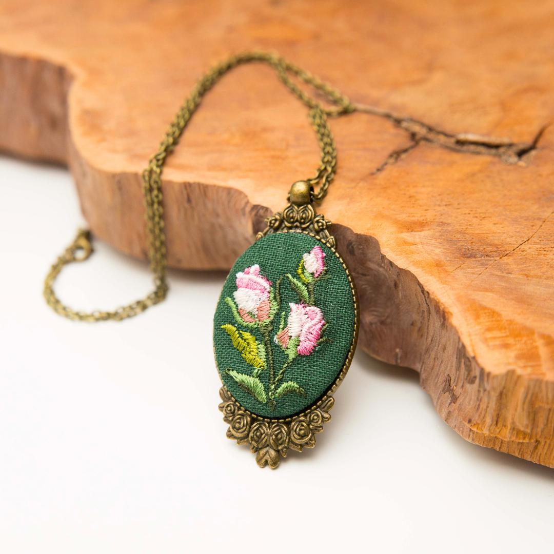 Różyczki Forest Green – haftowany wisiorek, owal 5 cm x 3,3 cm