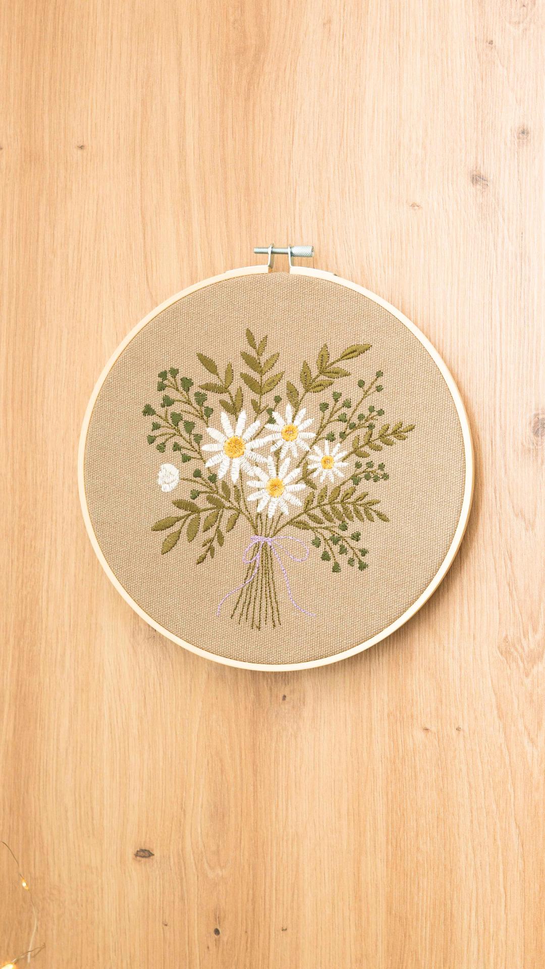 Bukiet stokrotek, beż, haft w tamborku 20 cm