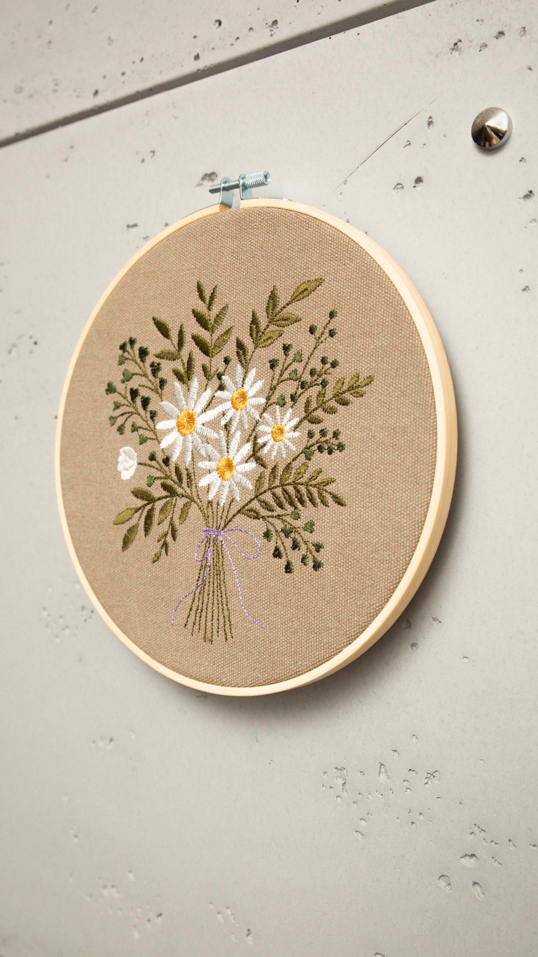 Bukiet stokrotek, beż, haft w tamborku 20 cm