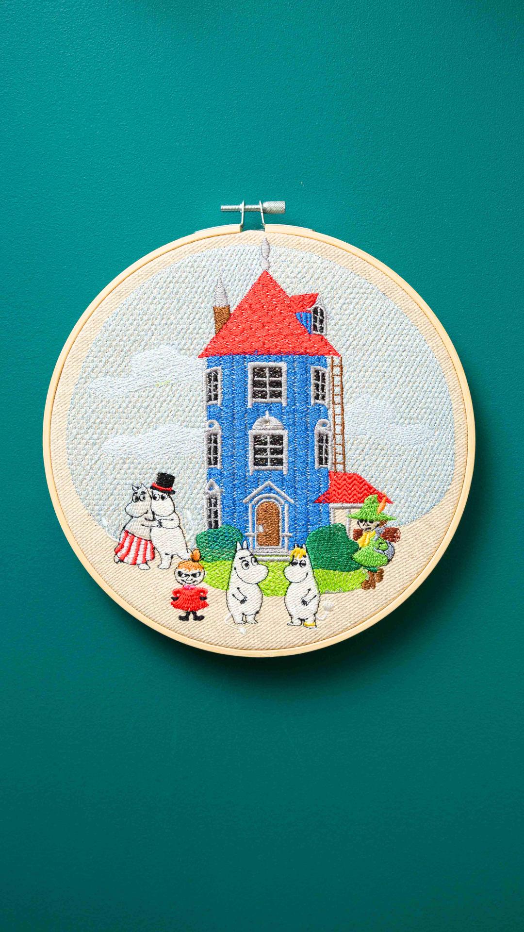 Dolina Muminków na tle nieba, haft w tamborku 20 cm - obrazek 3