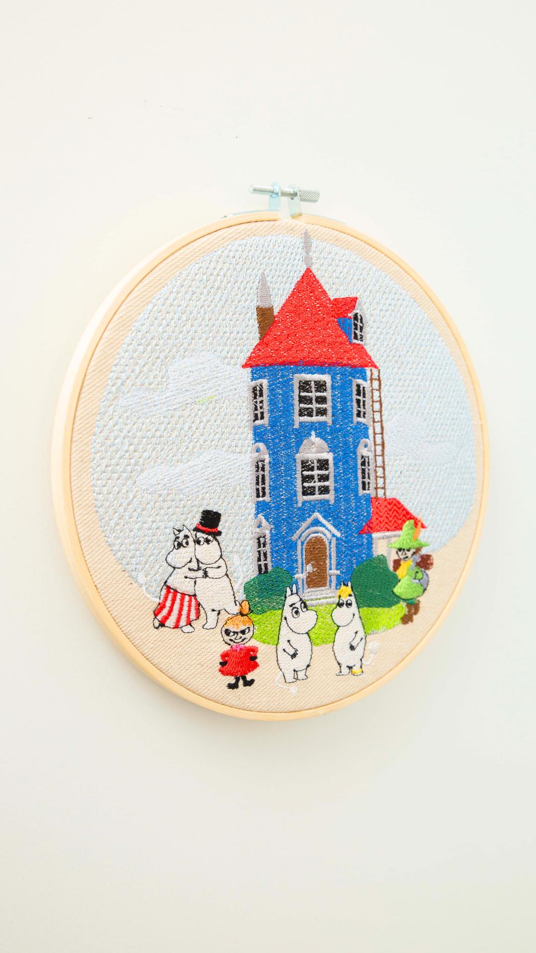 Dolina Muminków na tle nieba, haft w tamborku 20 cm - obrazek 4