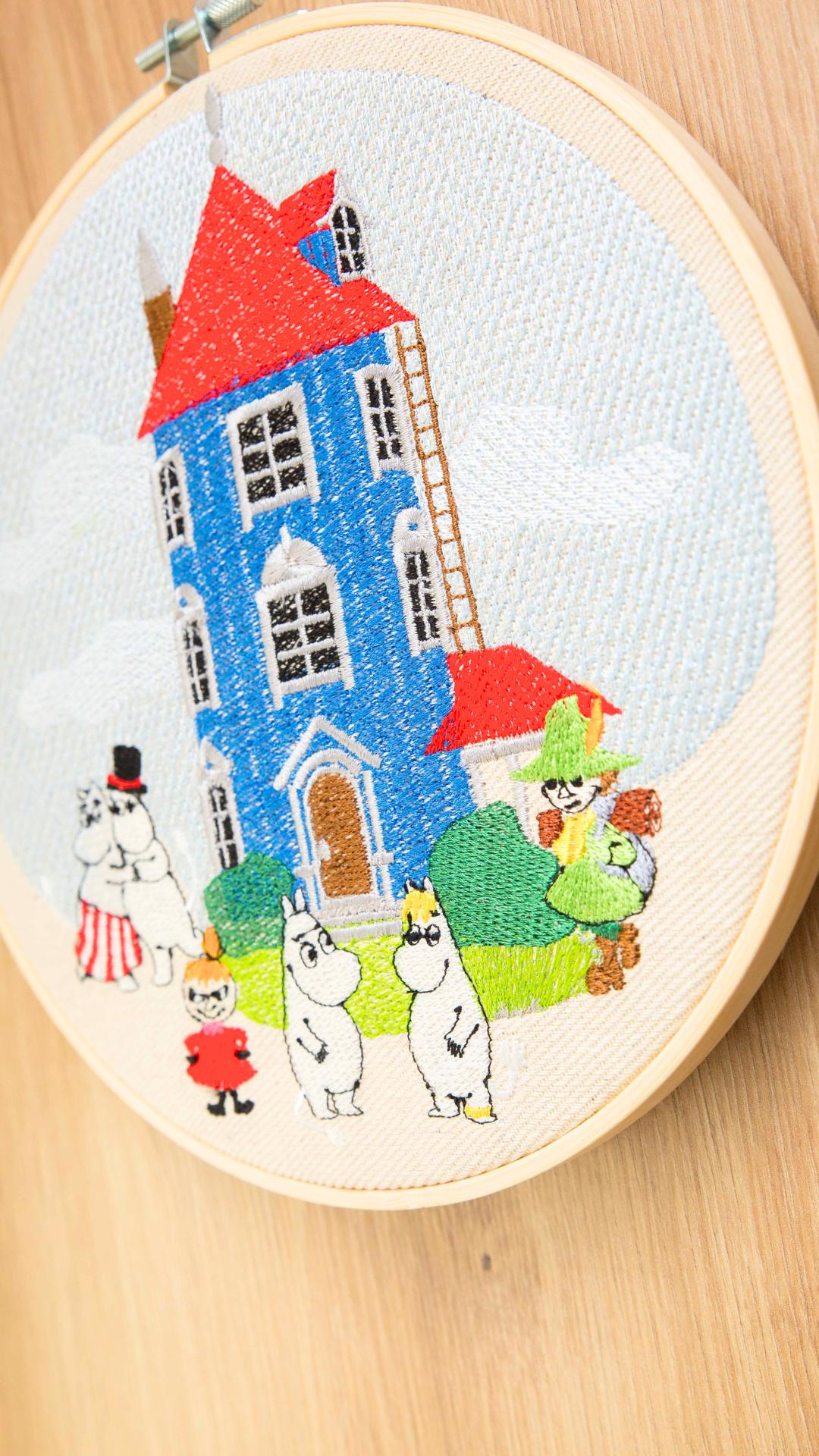 Dolina Muminków na tle nieba, haft w tamborku 20 cm - obrazek 6