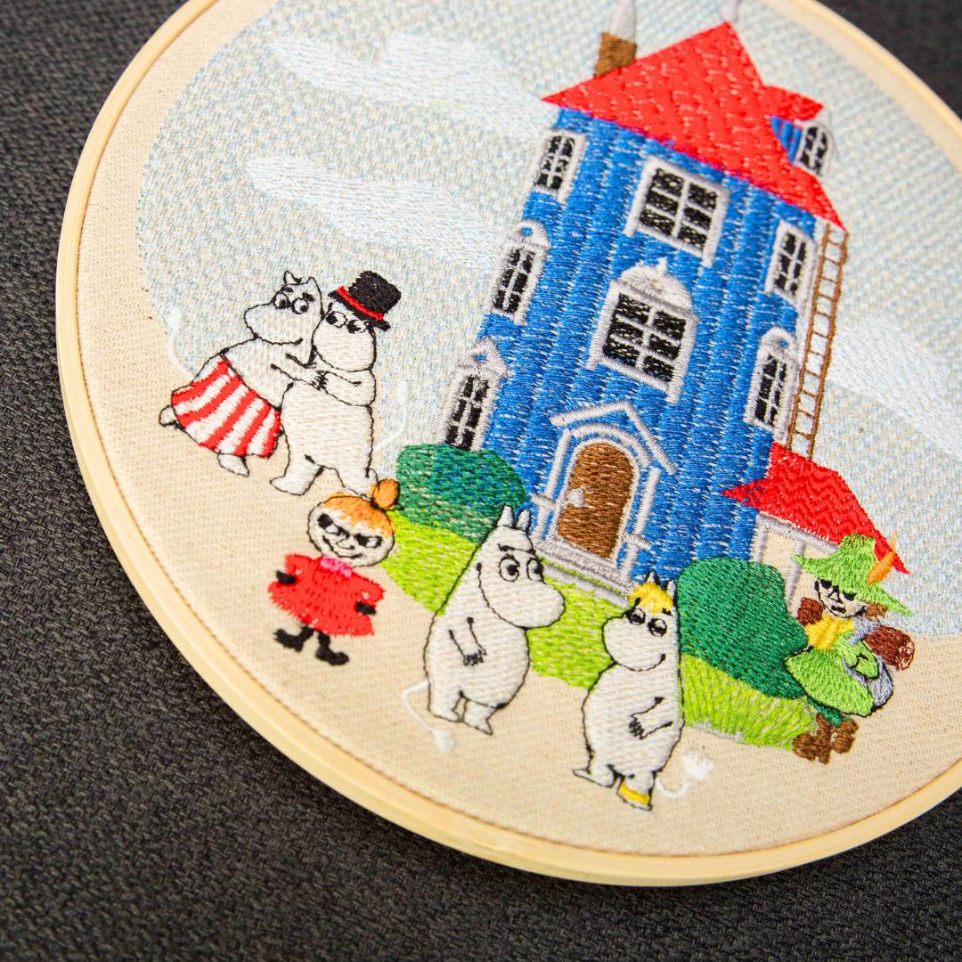 Dolina Muminków na tle nieba, haft w tamborku 20 cm - obrazek 10