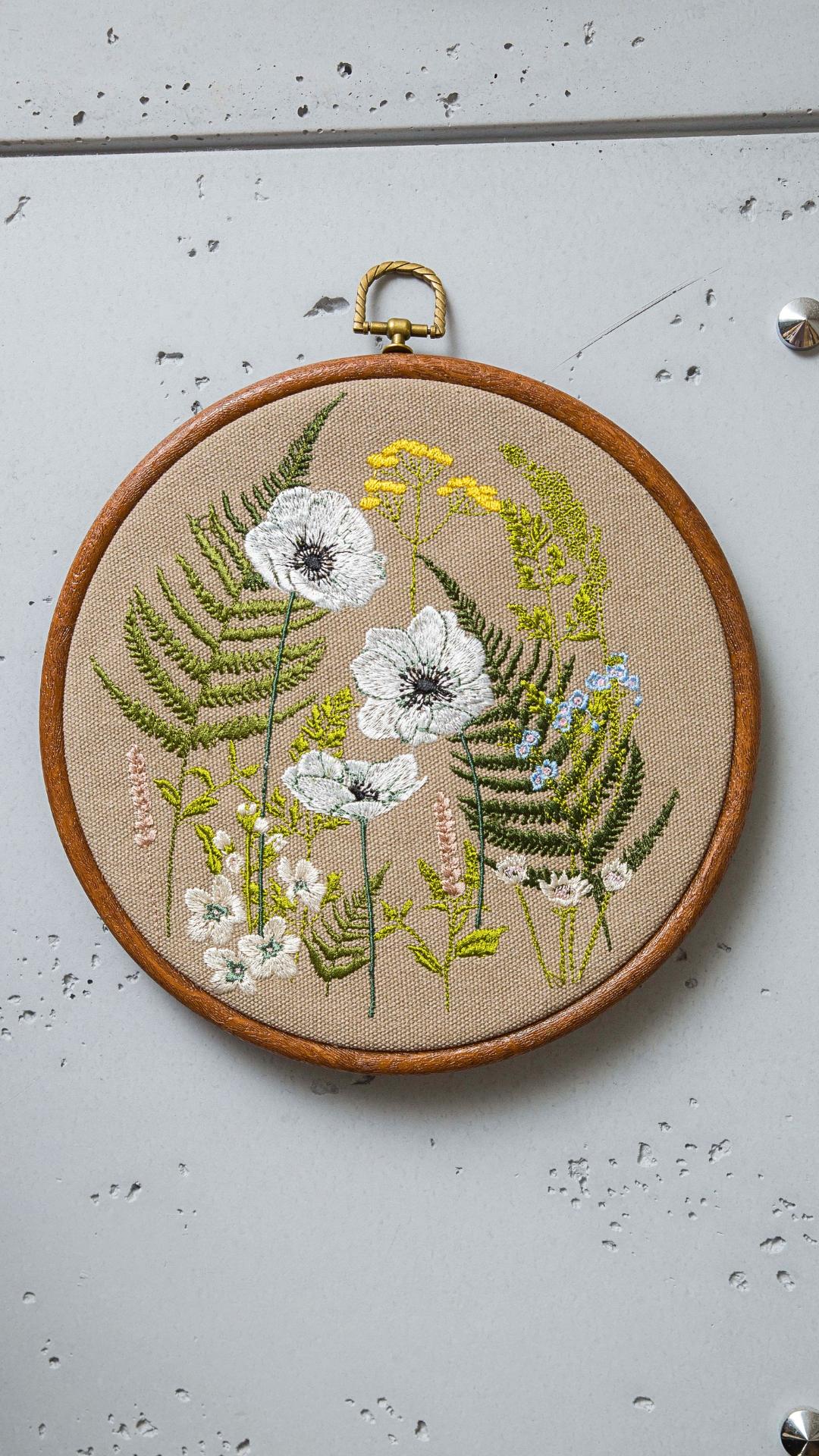 Dzika łąka, białe maki, paprocie, beż, haft w tamborku 20 cm