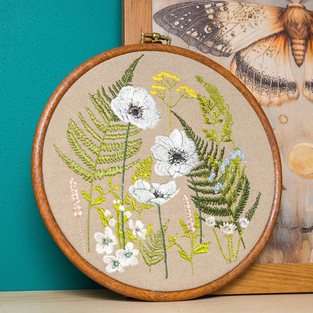 Dzika łąka, białe maki, paprocie, beż, haft w tamborku 20 cm