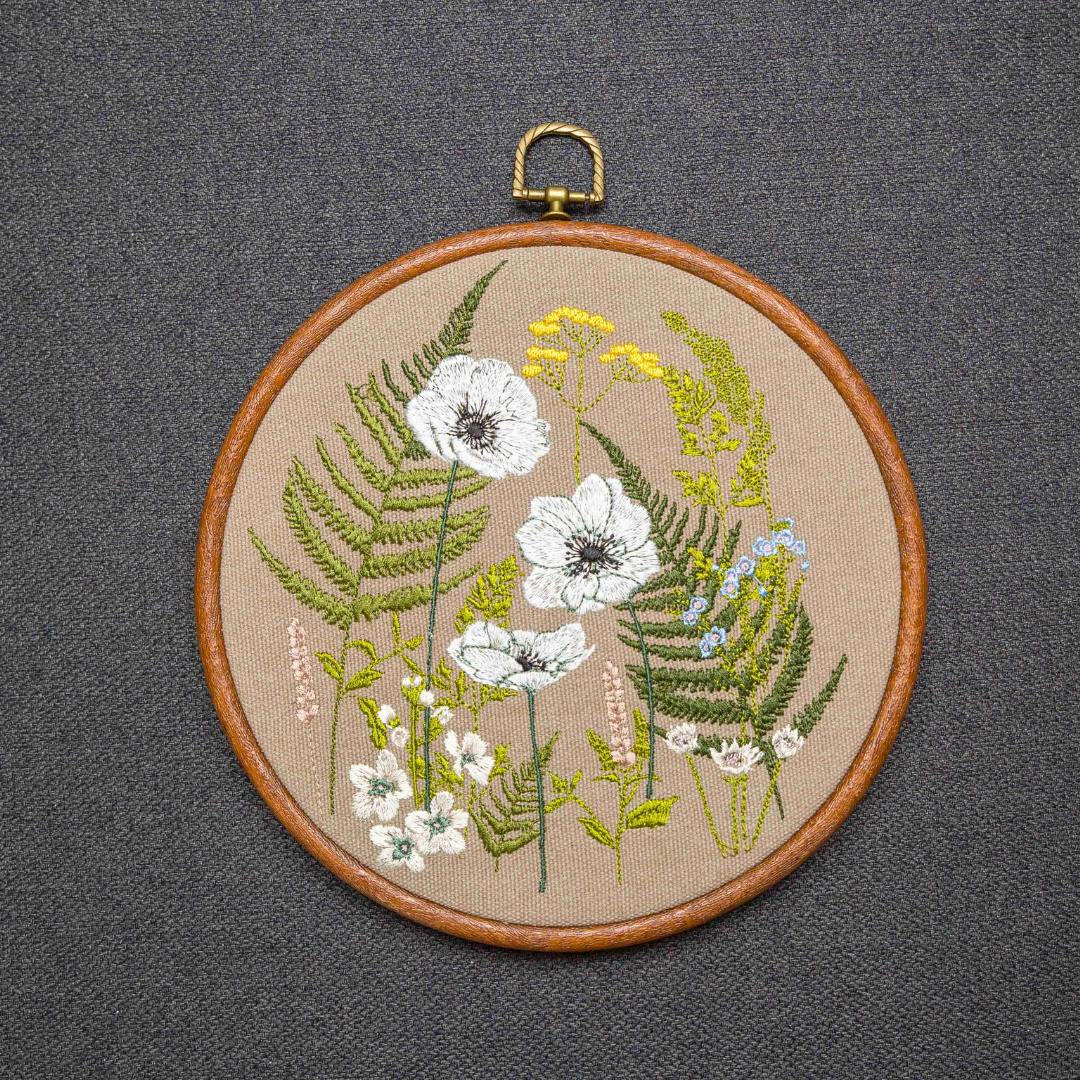 Dzika łąka, białe maki, paprocie, beż, haft w tamborku 20 cm