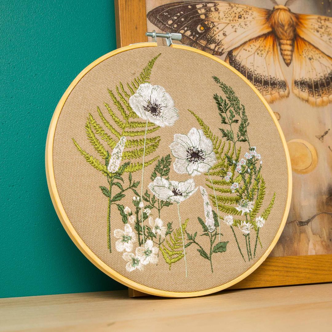 Dzika łąka, białe maki, paprocie, beż, haft w tamborku 20 cm
