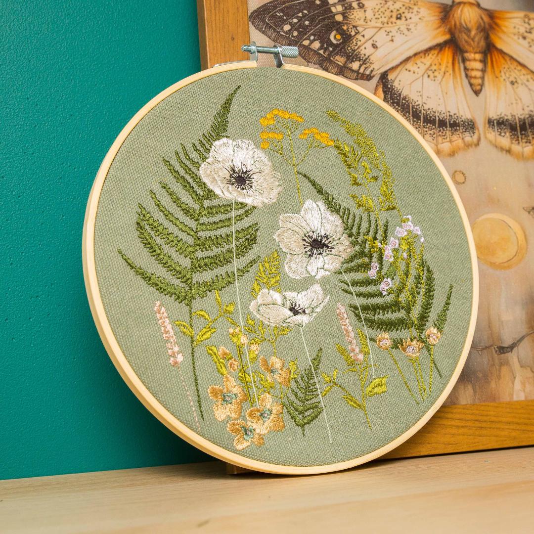 Dzika łąka, białe maki, paprocie, szałwia, haft w tamborku 20 cm