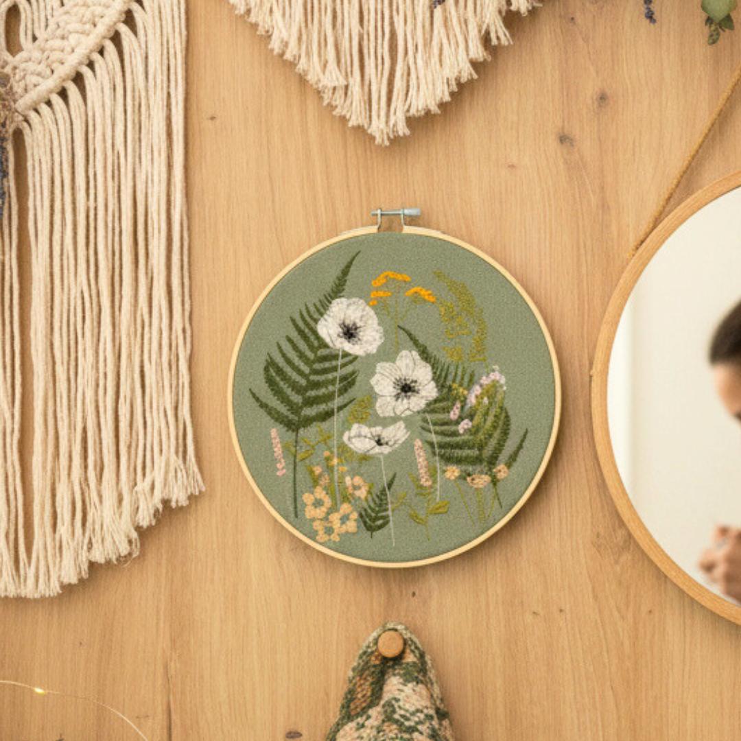 Dzika łąka, białe maki, paprocie, szałwia, haft w tamborku 20 cm