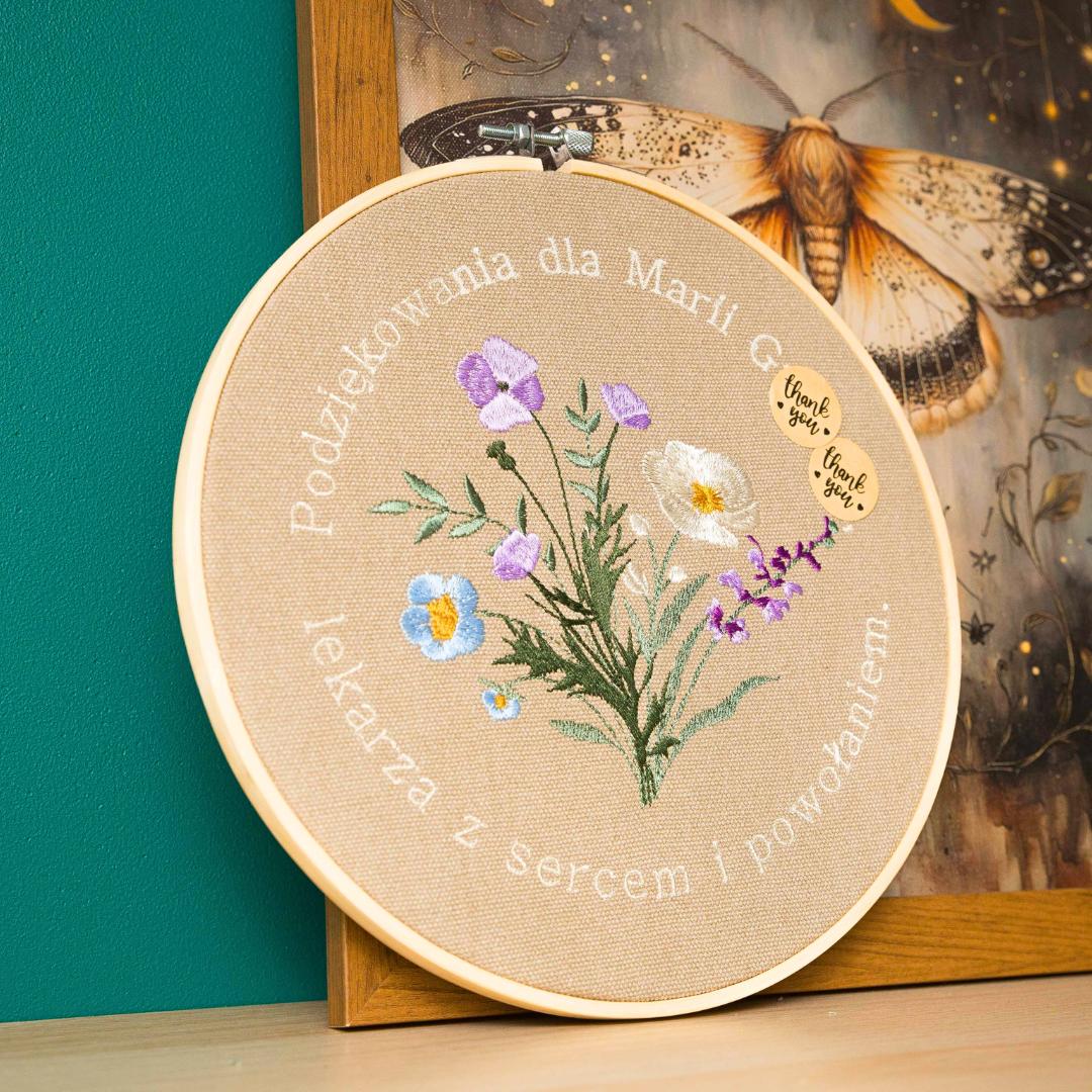 Indywidualna dedykacja, haft w tamborku