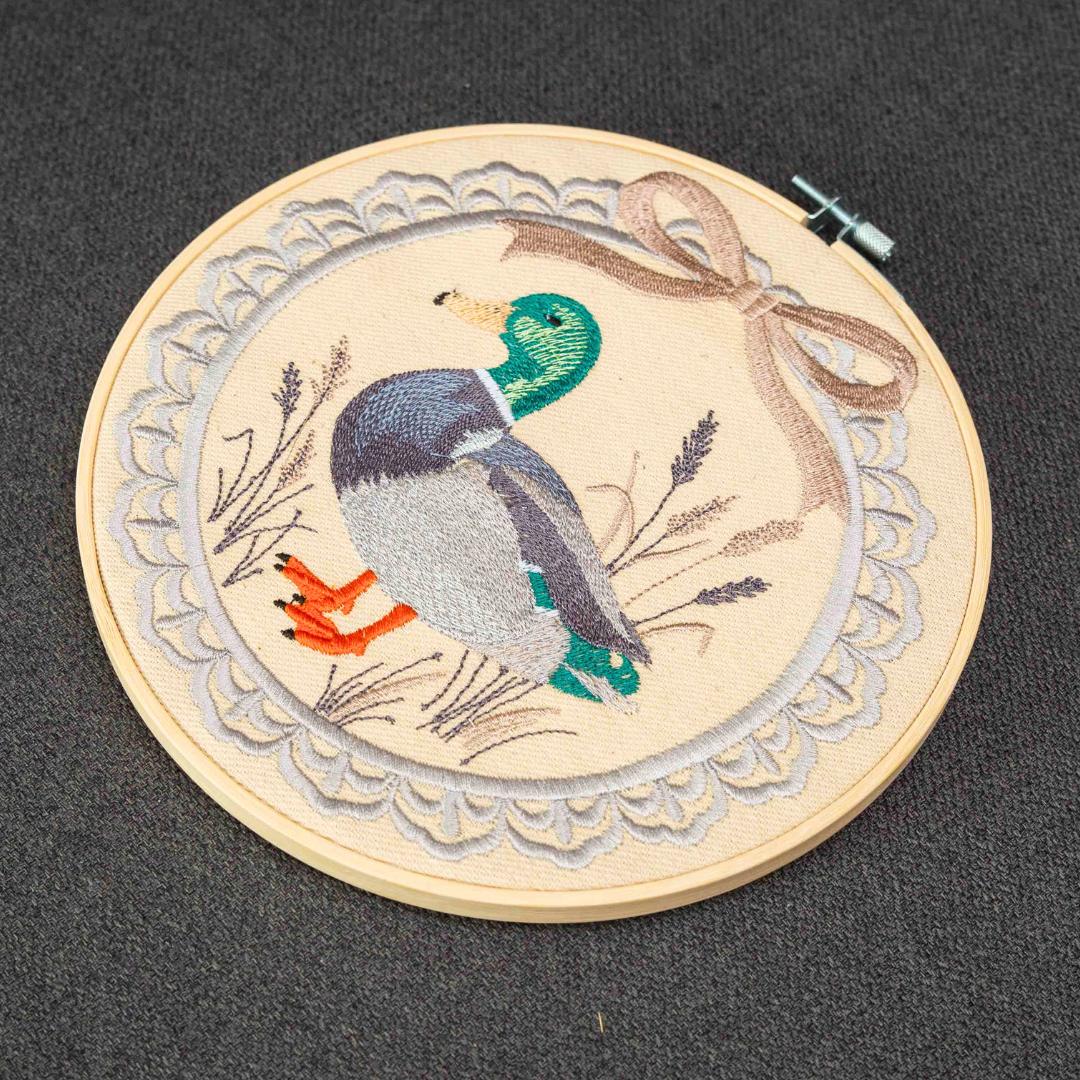 Kaczka w zaroślach – haft w tamborku 20 cm